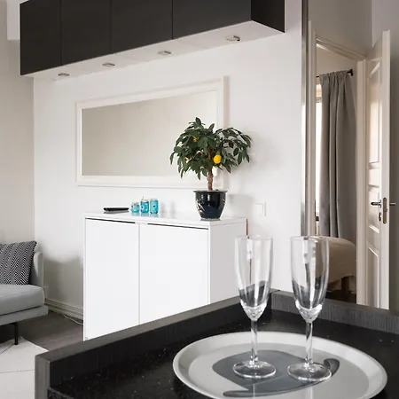 Modern & Renovated 1br In Center