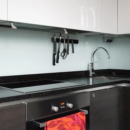 Modern & Renovated 1br In Center アパート *